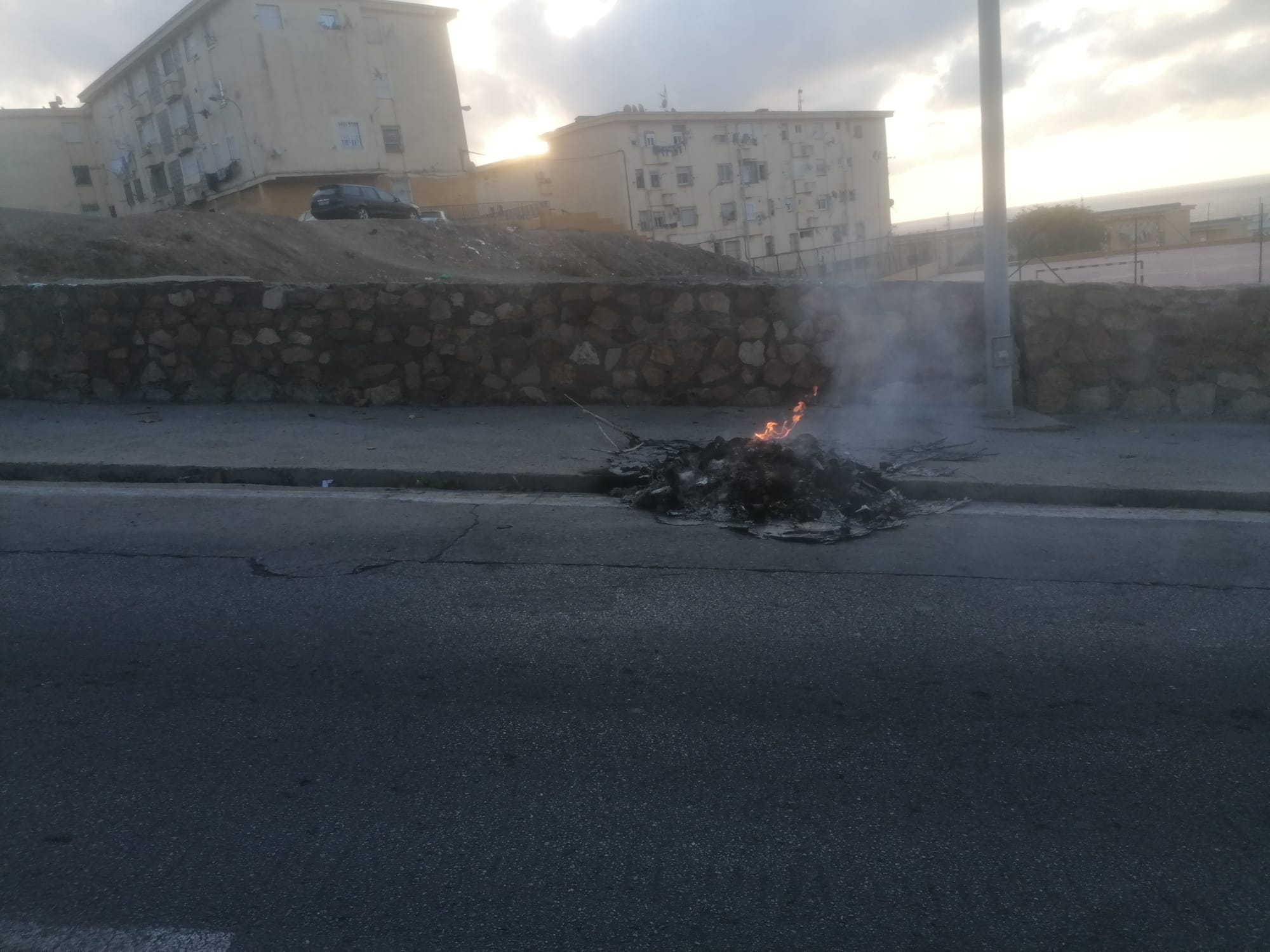 Nuevo acto vandálico esta noche: lanzan un contenedor ardiendo cuesta abajo