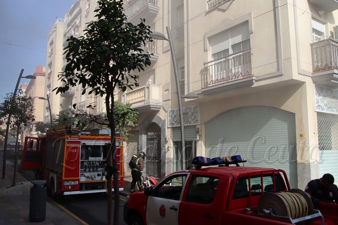 Los bomberos acuden a un incendio en el Gastrobar Nicol's de la calle Jáudenes
