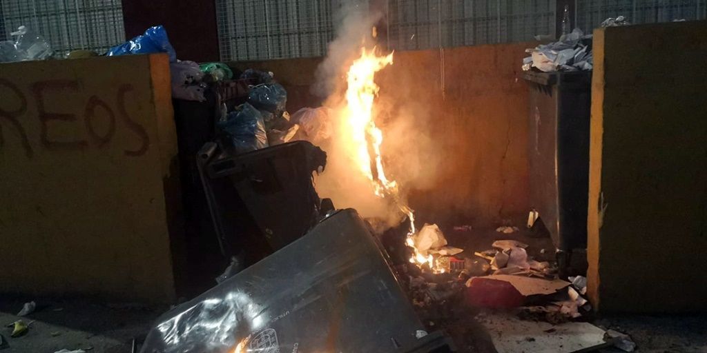 Los vándalos tampoco respetan las fiestas: Un vehículo y varios contenedores calcinados