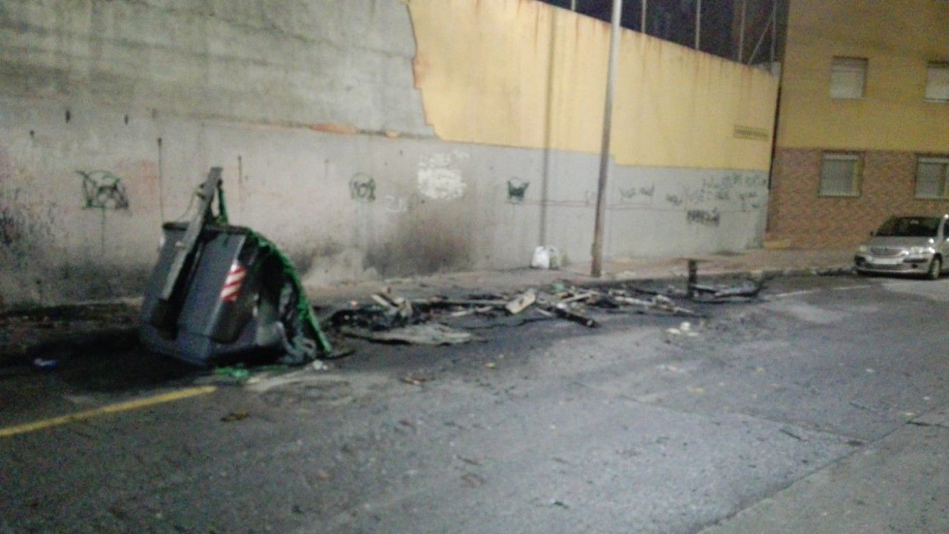 Incendio contenedores El Coso 1