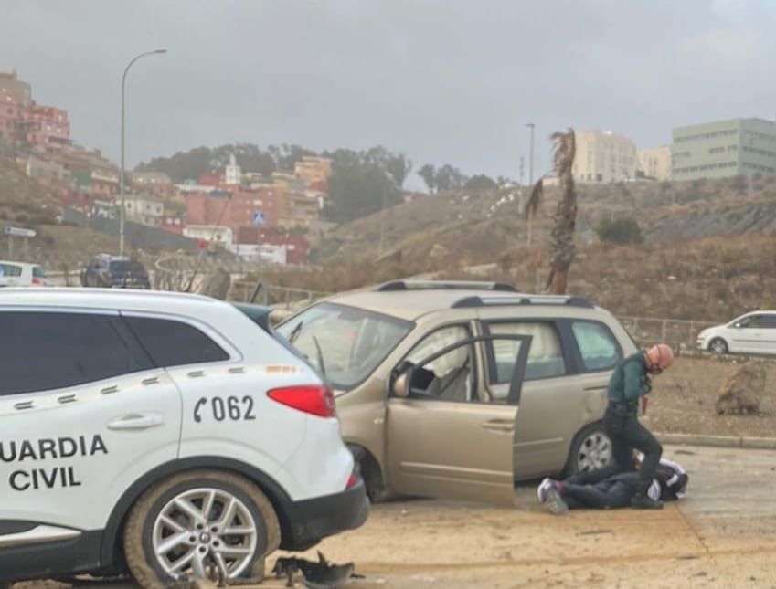 La Guardia Civil detuvo también a uno de los que recogían los fardos de droga