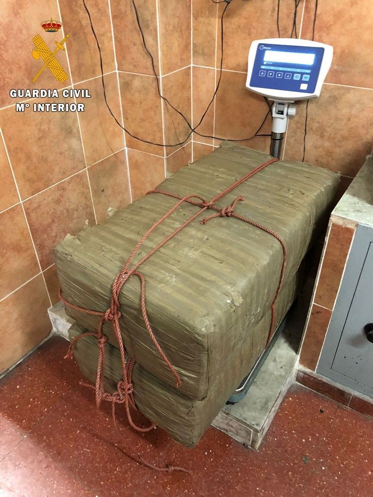 Detenida 1 persona e incautación de 108 kilogramos de hachís, cuando pretendían ser introducidos a Ceuta por mar.