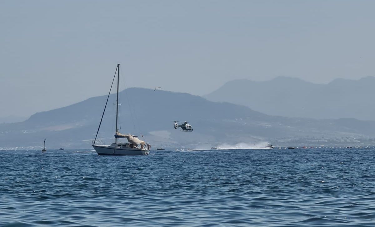 El helicóptero de la Guardia Civil persigue a dos motos de agua por la bahía sur