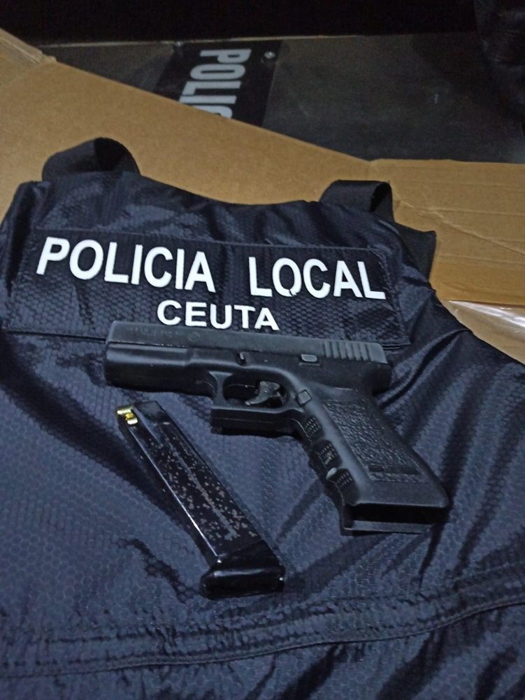 La Policía Local interviene un arma de fuego tras una persecución a dos motos por Arcos Quebrados