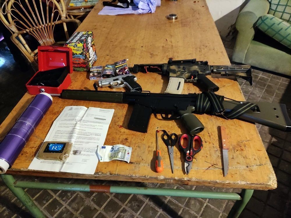 La Policía Local incauta sustancias estupefacientes y réplicas de armas reales en el Recinto