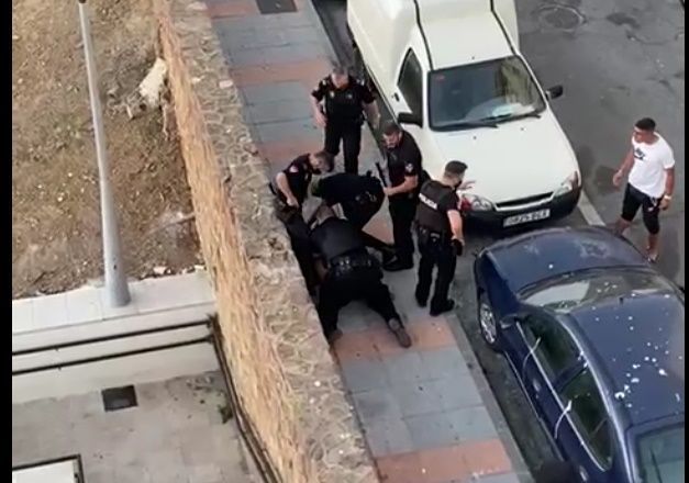 La Policía Local reduce a un hombre armado con dos cuchillos en el Morro