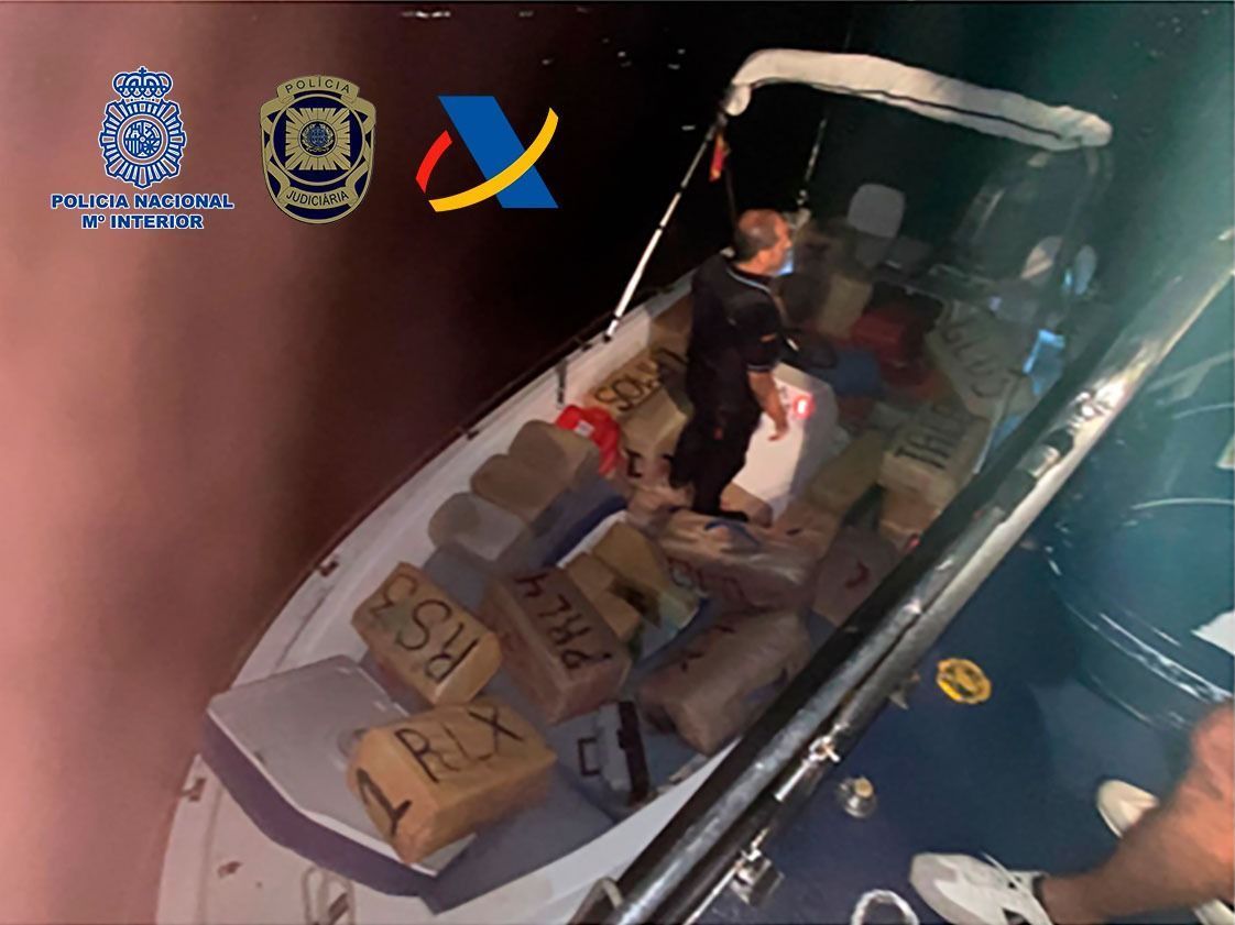 Hallan 1.000 kilos de hachís en una narcolancha