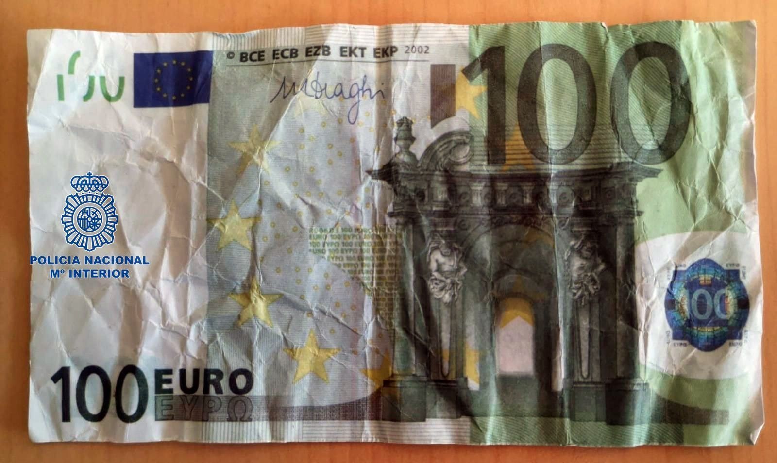 Detienen a una mujer por intentar pagar con un billete de 100 euros falso