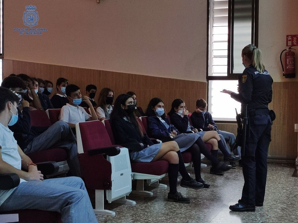 La Policía Nacional ofrece en los centros educativos charlas sobre violencia de género y familiar