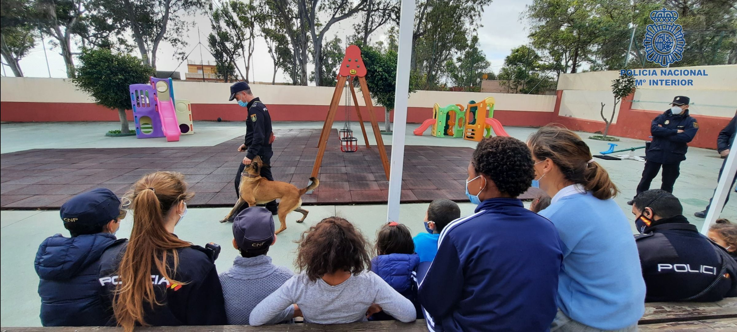 La Policía Nacional realiza una exhibición para los niños del Centro de San Ildefonso.