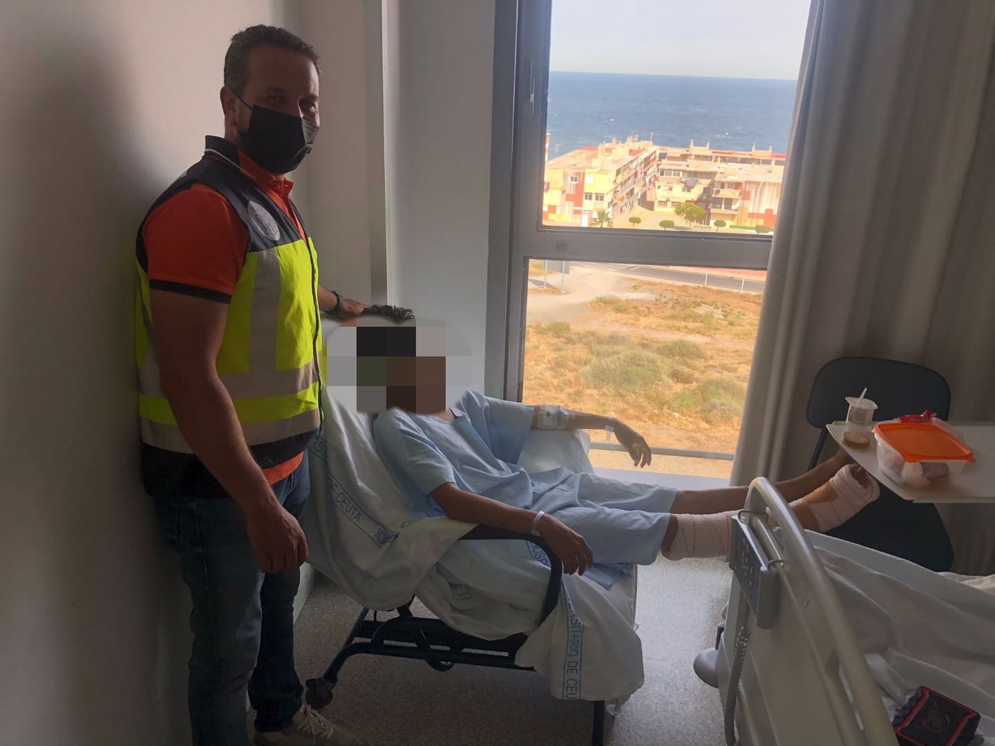 El menor rescatado de las naves del Tarajal es visitado por el agente policial que le ayudó