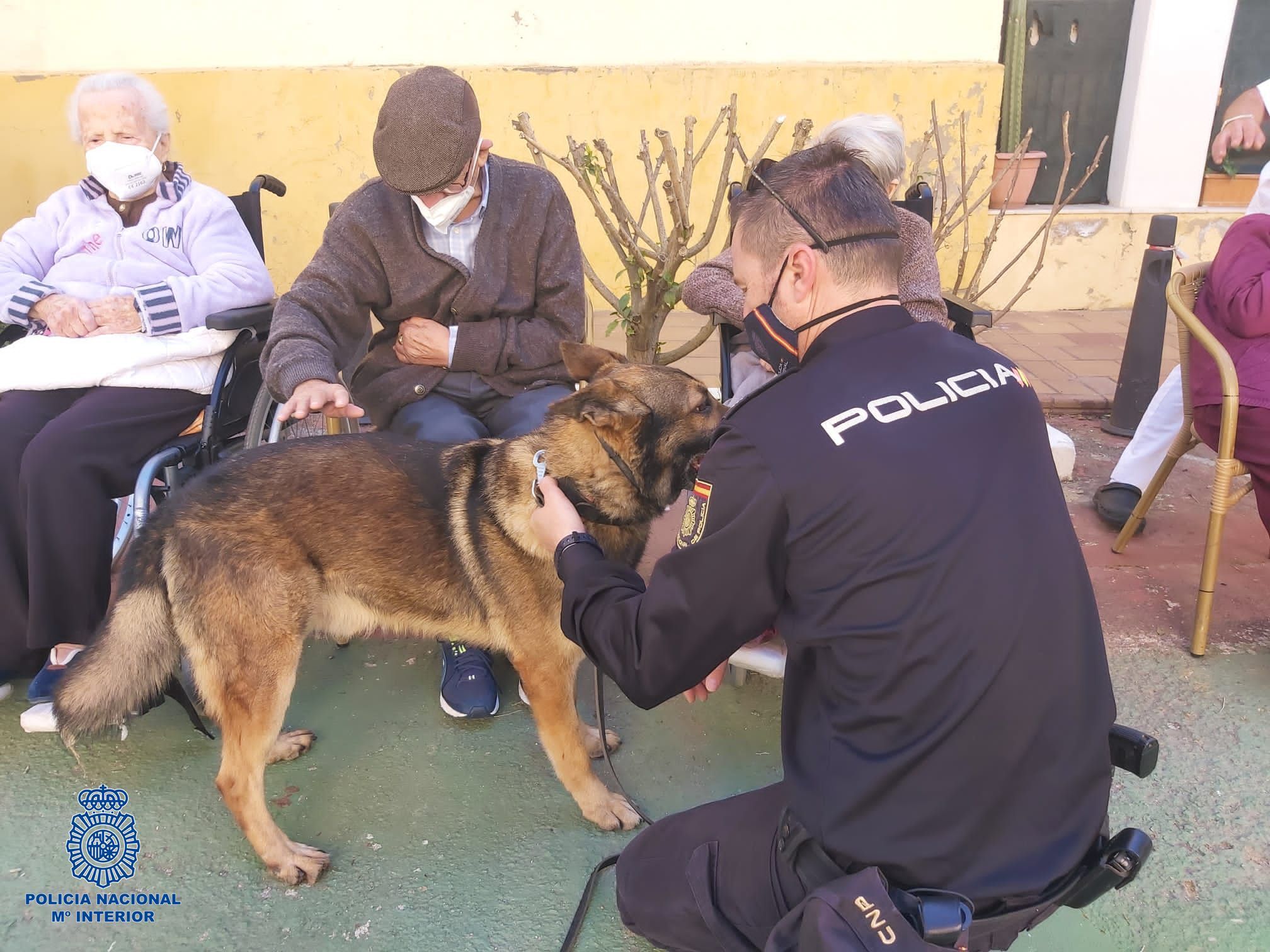 La Policía Nacional visita la Residencia de Mayores Nuestra Señora de África