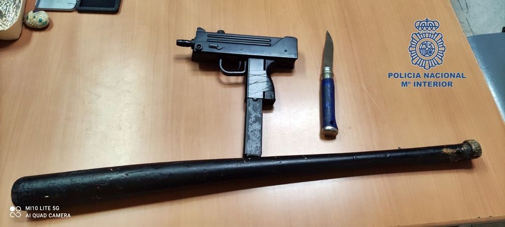 La Policía Nacional detiene a dos individuos por un robo con fuerza y tenencia de arma prohibida