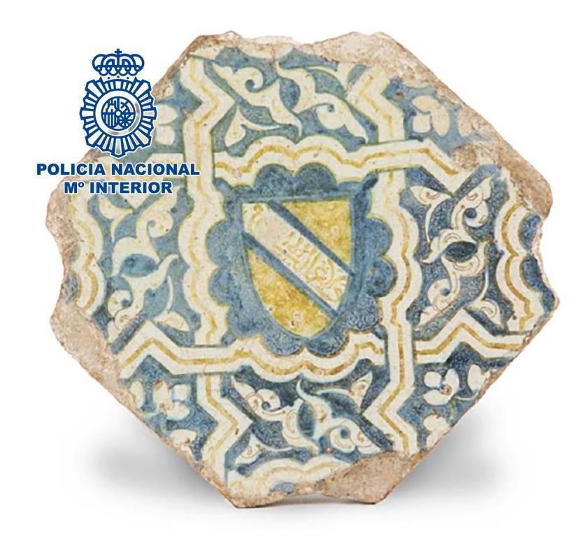 Recuperado un azulejo de cerámica del siglo XV que podría pertenecer a La Alhambra de Granada