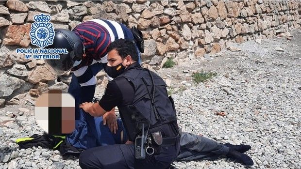 Una patrulla de la Policía Nacional salva la vida a un joven inmigrante marroquí que intentaba ahorcarse en plena calle en Ceuta