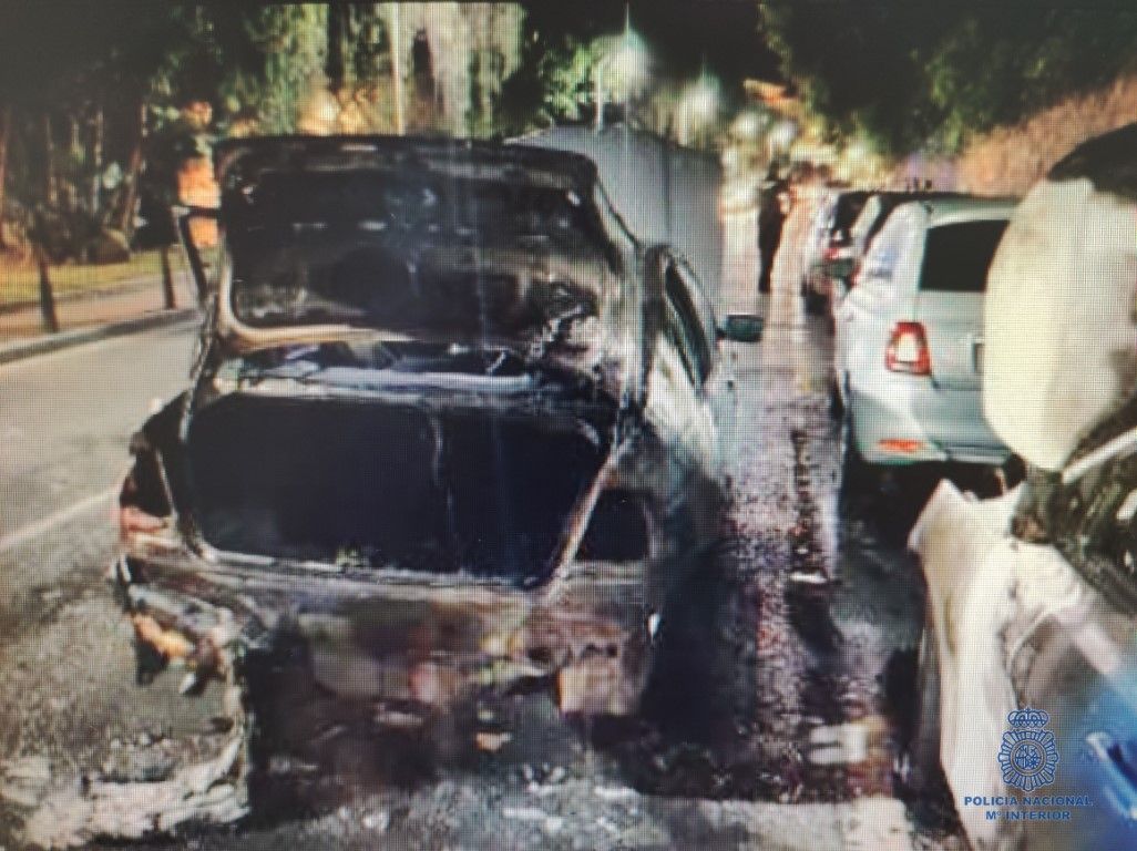 La Policía Nacional detiene a un individuo por quemar su propio vehículo