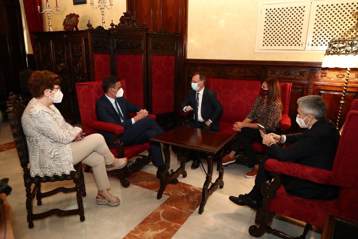 Pedro Sánchez transmite a Juan Vivas la garantía de seguridad de la ciudad