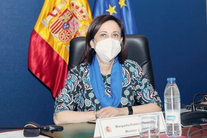 La ministra de Defensa ve suficiente la presencia militar en Ceuta y Melilla