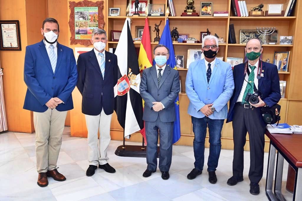 Vivas se reúne con una delegación de la Hermandad Nacional Monárquica de España