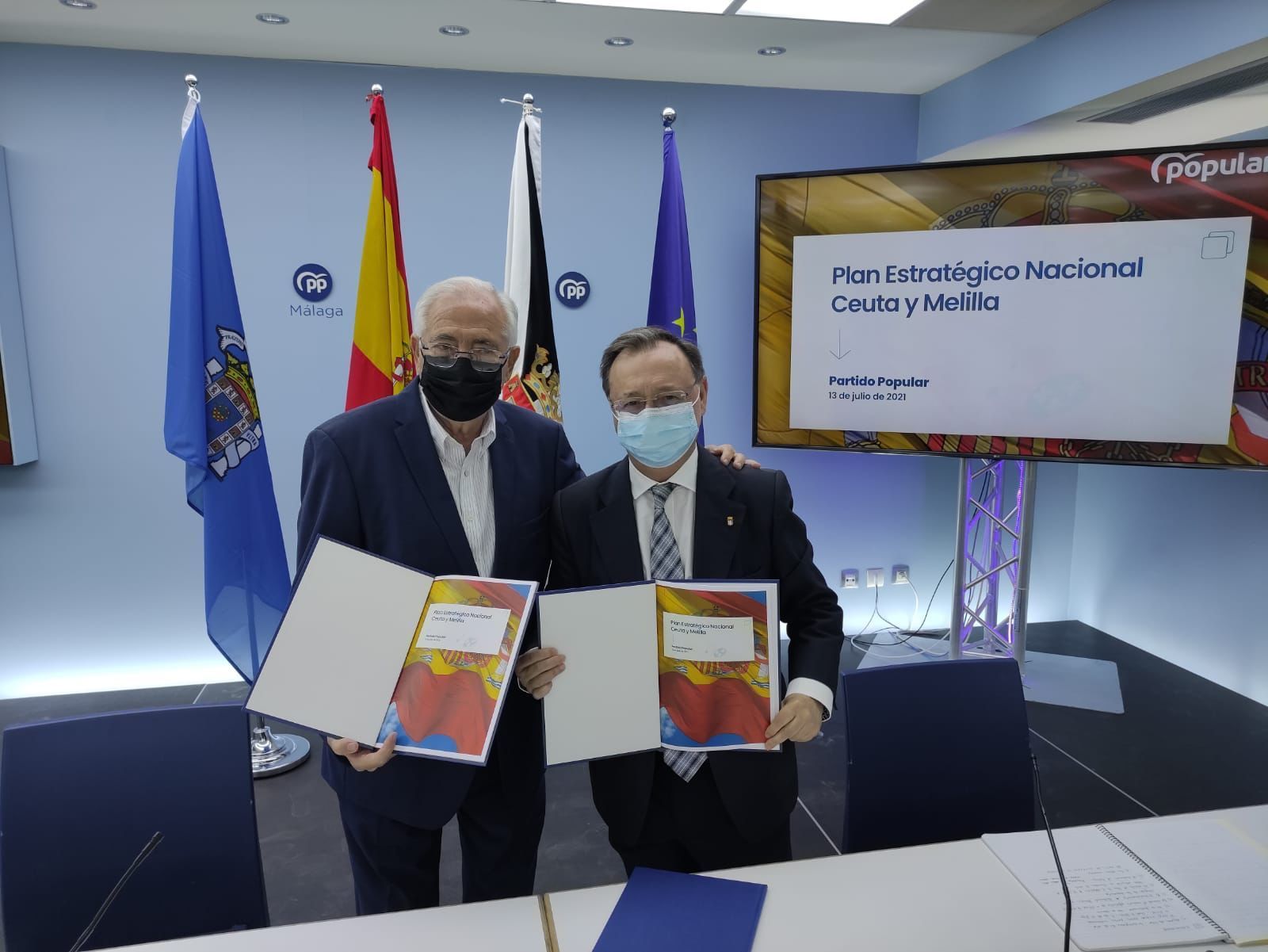 Imbroda y Vivas firman en Málaga un documento para un plan estratégico nacional para Ceuta y Melilla