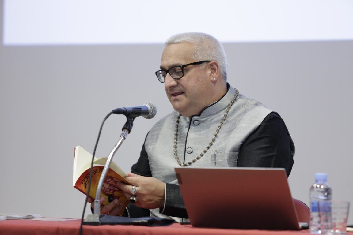 El autor leyendo pasajes del libro Ganesha.