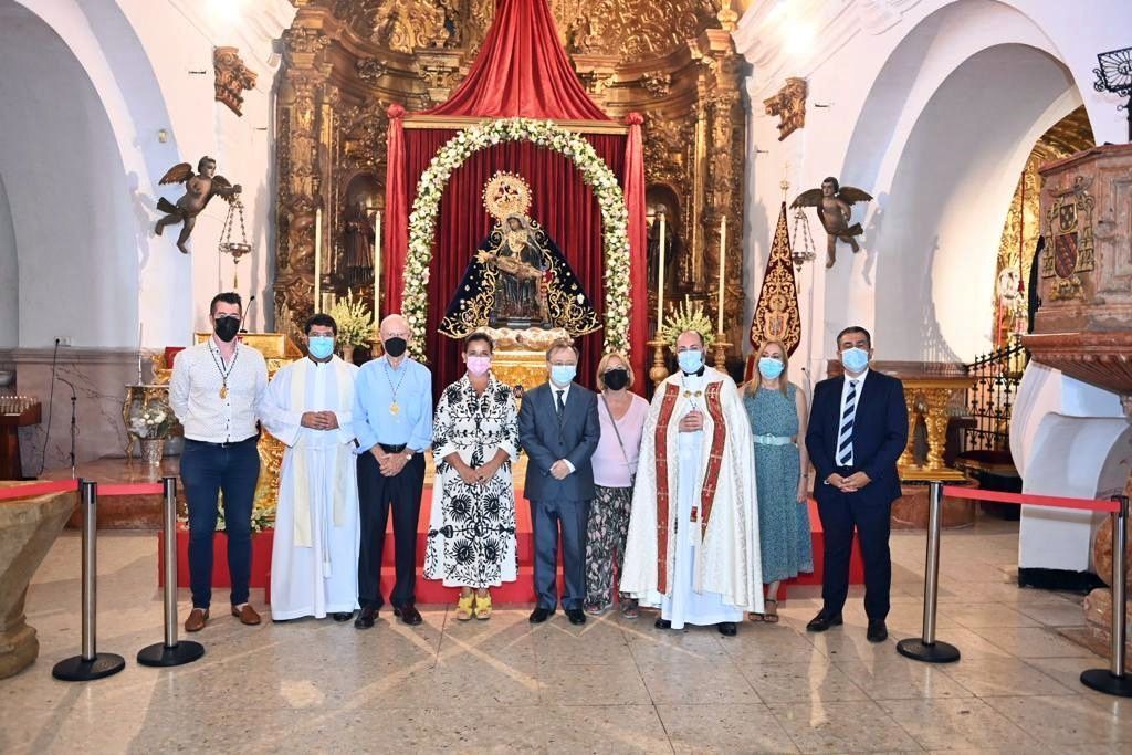 Vivas asiste al "besamanos" de la Virgen de África
