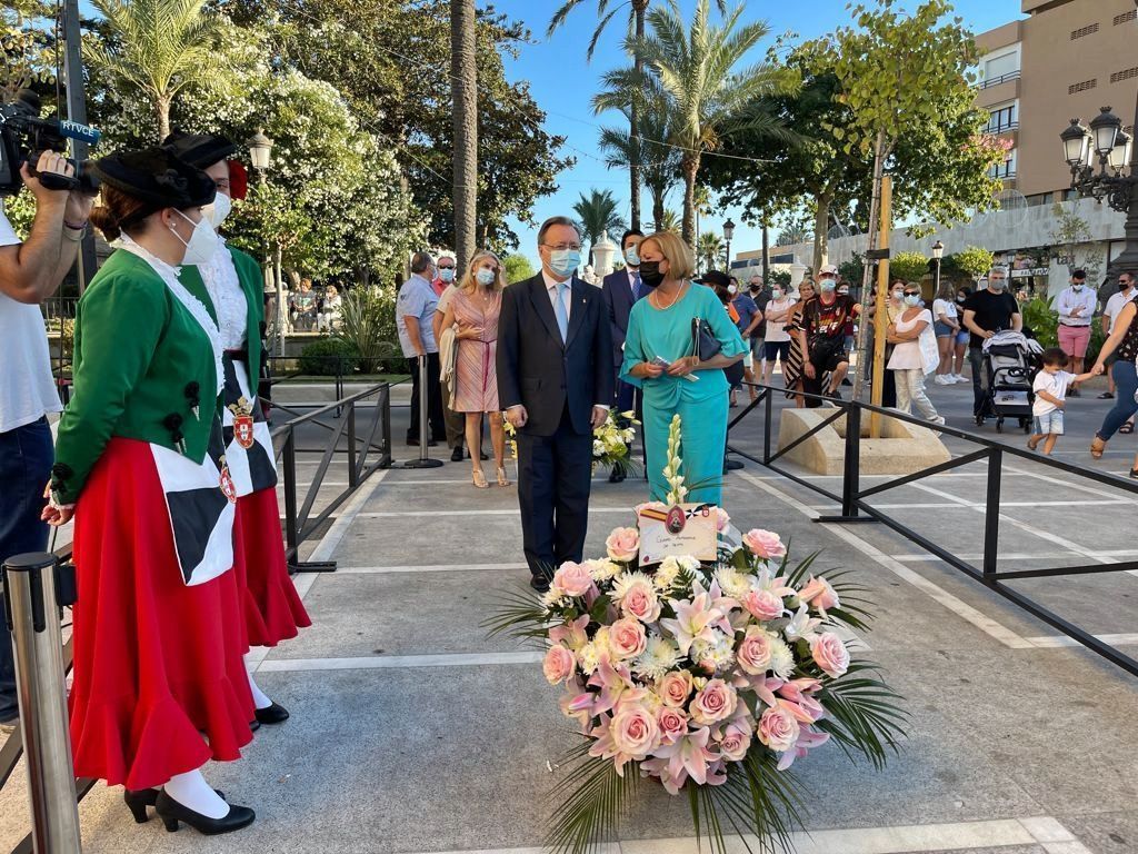 Los ceutíes se vuelcan en la tradicional ofrenda de flores a la Virgen de África