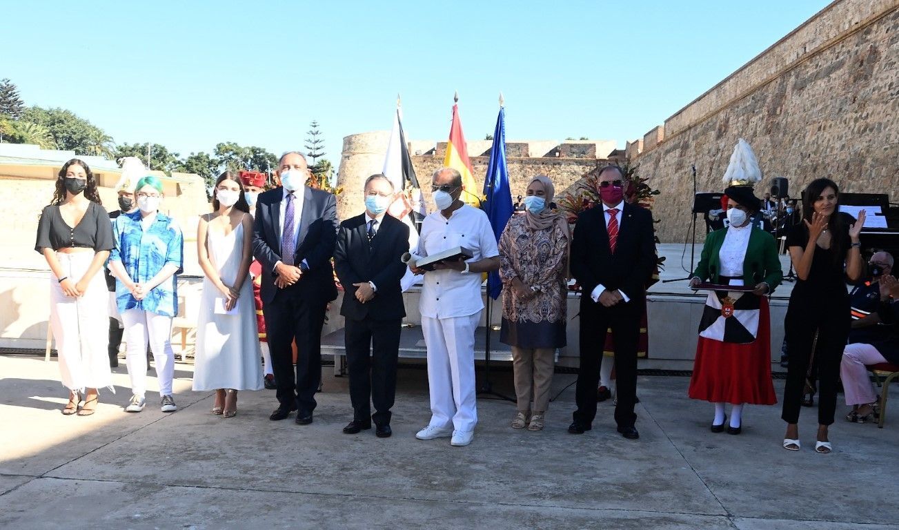 Una medalla al pueblo de Ceuta por su comportamiento ante la invasión migratoria