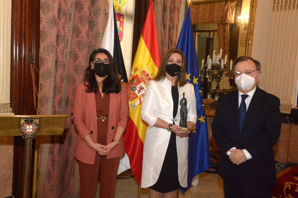 Lucía Prieto recibe el Premio María de Eza por su compromiso en la pandemia