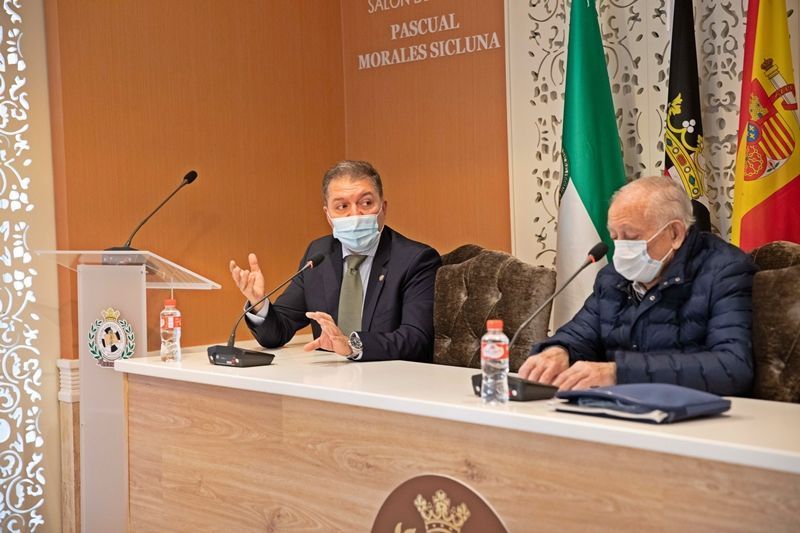 El Colegio de Médicos solicita que se vacune a los profesionales de la sanidad privada y pública equitativamente