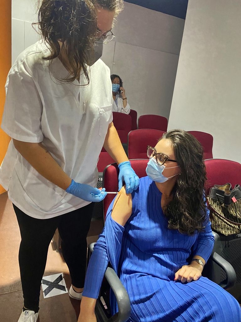 La consejera de Servicios Sociales, Dunia Mohamed, recibe la vacuna Pfizer que le corresponde