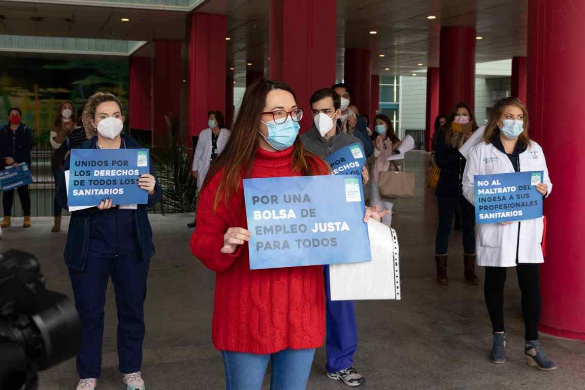 El Sindicato Médico de Ceuta (SMC) ha organizado una protesta el próximo sábado, 27 de febrero, que partirá a las 12:00 de la mañana de la explanada de Juan XXIII y recorrerá toda la ciudad. En esta ocasión, se ha convocado a todos los colectivos profesionales del Ingesa a realizar una caravana circulatoria de vehículos para protestar ante la impasividad del Ingesa, tras el silencio de la Administración ante las claras muestras de descontento que se han manifestado en diversas ocasiones por las injustas condiciones de la bolsa de empleo para los profesionales de la salud de Ceuta.  Los afectados de las distintas categorías profesionales, así como el Sindicato Médico, han declarado que están abiertos a negociar y tratar de solventar los problemas que derivan de la publicación de la nueva bolsa de empleo. No obstante, el Ingesa no ha dado ningún paso para tratar de solucionarlo, por lo que el Sindicato decidió comunicar a la Delegación de Gobierno la celebración de una manifestación segura, teniendo en cuenta el escenario actual, para visibilizar el descontento generalizado con esta situación. El Sindicato, como ya avisó en la pasada convocatoria, sigue adelante con acciones para respaldar al colectivo de trabajadores de la sanidad local. Desde el organismo sindical aseguran que no van  a parar hasta que las quejas sean escuchadas de forma activa y la Administración tome cartas en el asunto.  Por último, el SMCalega que esta situación es totalmente insostenible y que demuestra una clara falta de respeto por parte del Ingesa a unos profesionales que han estado especialmente afectados por esta pandemia y que, si la Administración continúa con este comportamiento, no descartan realizar nuevas acciones de presión o comenzar los trámites para llevarlo a los tribunales. 