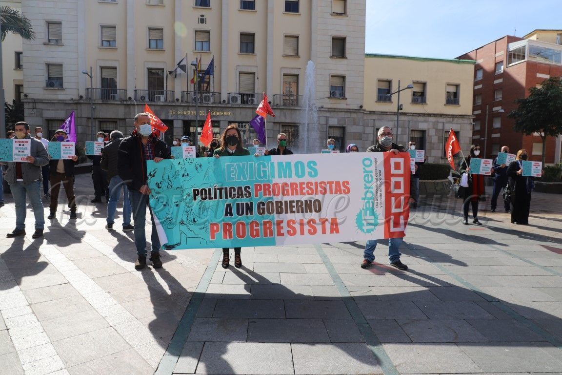 CCOO y UGT se concentran para pedir el aumento del Salario Mínimo Interprofesional