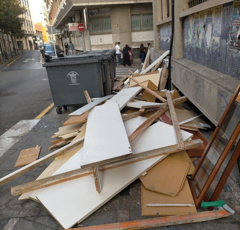 UGT denunciará un vertido de escombros a las puertas del sindicato