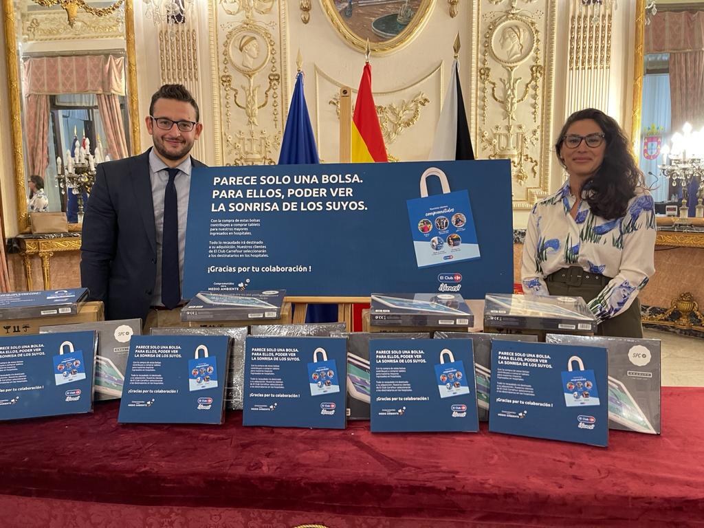 Servicios Sociales recibe una donación de tablets para el colectivo de mayores