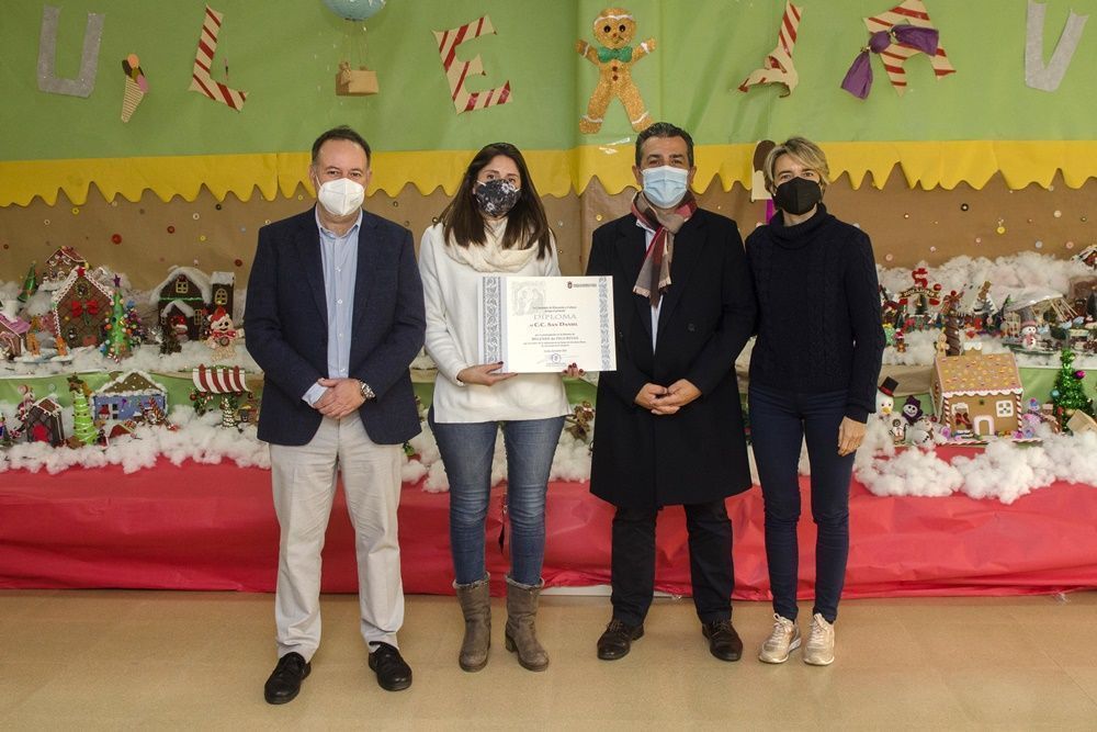 El Gobierno local recorre los ocho colegios que han participado en la actividad de belenes y decoración navideña