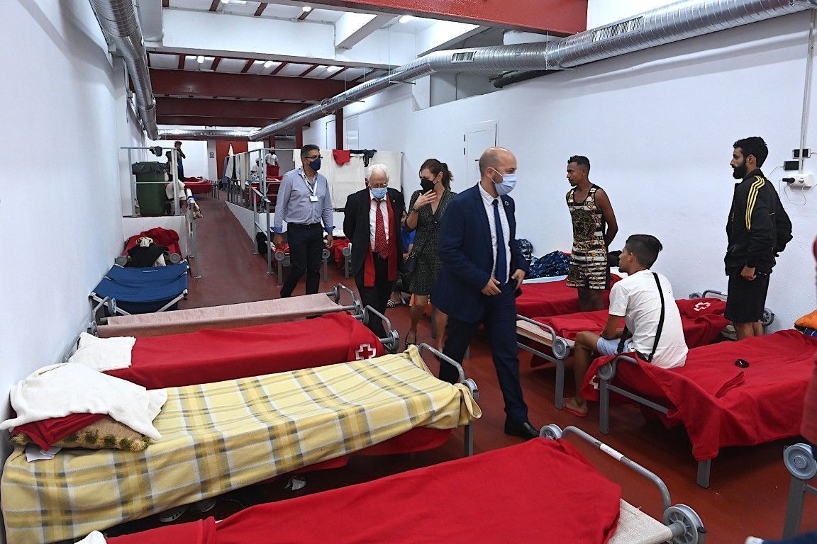 El Padre Ángel visita los albergues de la ciudad: "los ceutíes han dado ejemplo de lo que es acoger"