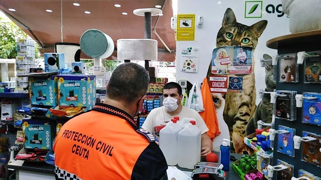 La Ciudad distribuye noventa garrafas de 5 litros de gel hidroalcohólico entre 30 negocios