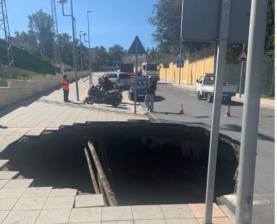 Aparece un socavón de varios metros de diámetro por la rotura de una tubería en el Puente del Quemadero