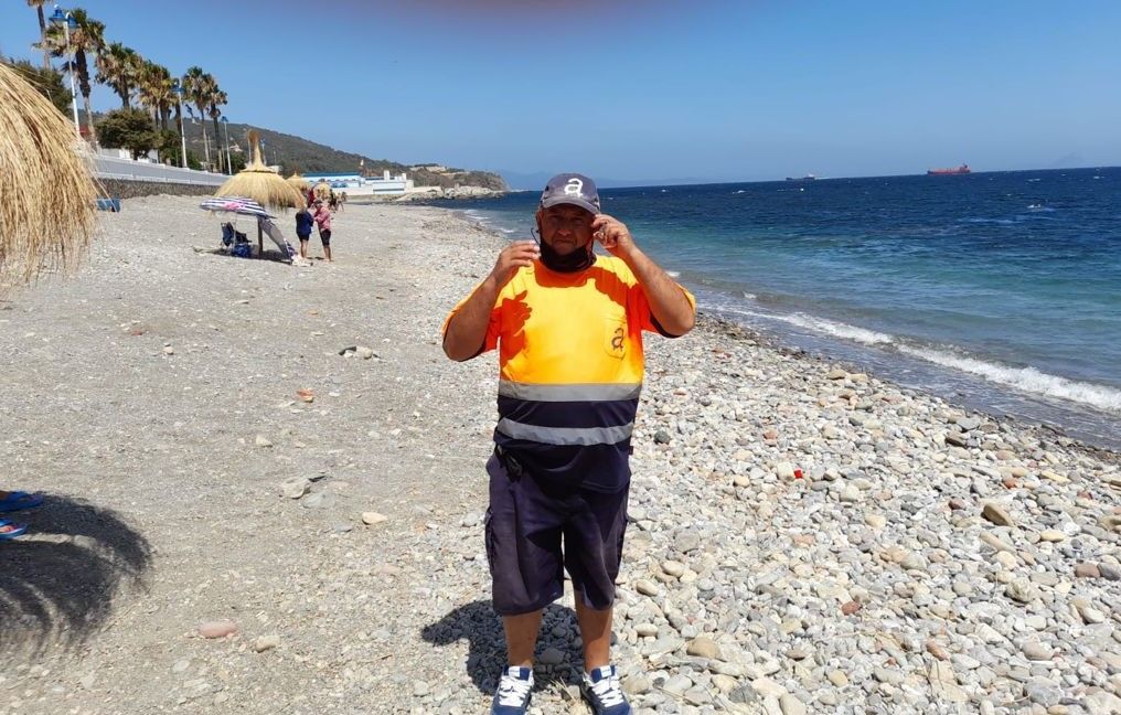 Un trabajador de Amgevicesa salva a una mujer de morir ahogada en la playa
