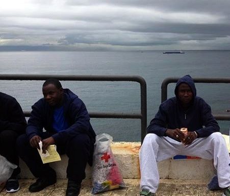 Localizan a cinco inmigrantes subsaharianos con las ropas mojadas en la carretera del Monte Hacho