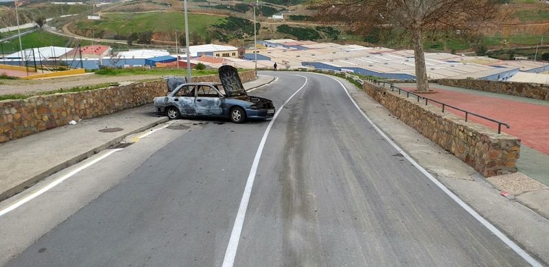 Más contenedores y vehículos quemados