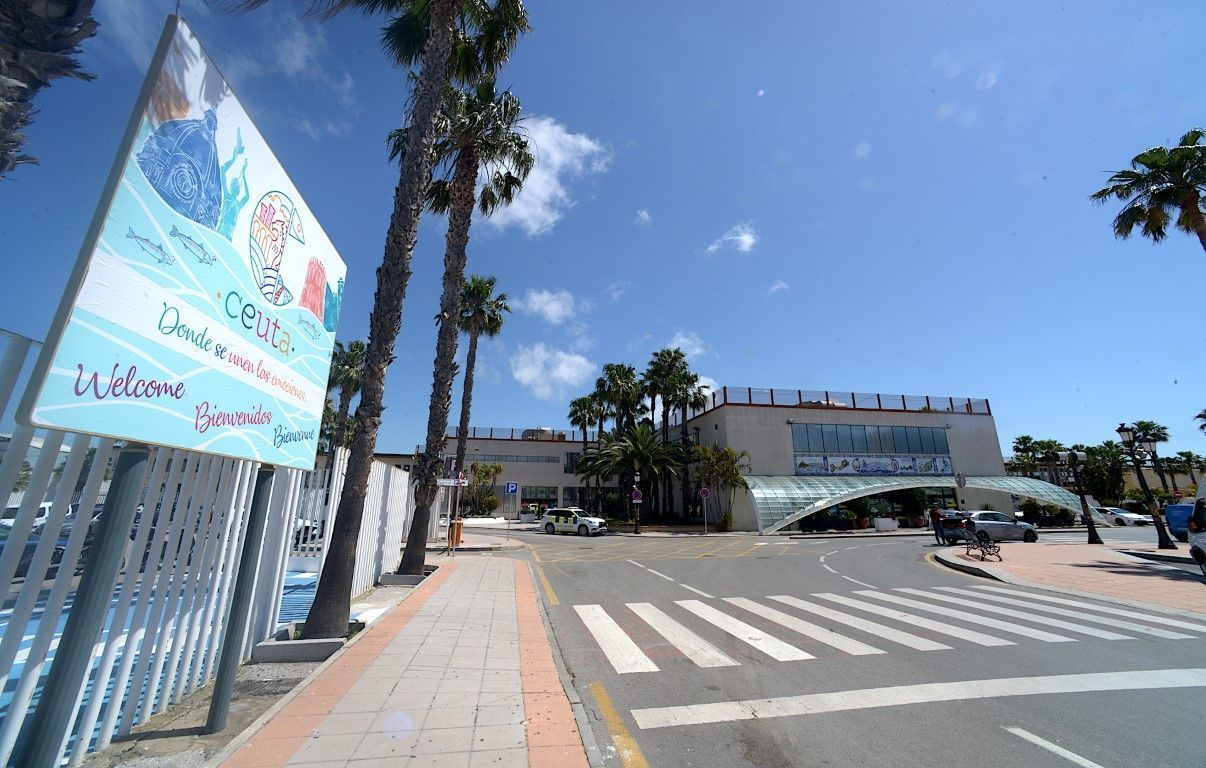 Servicios Turísticos renueva las vallas de bienvenida a Ceuta