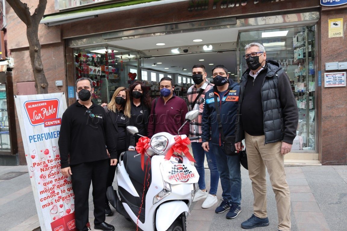 La asociación Centro Comercial Abierto entrega la moto del sorteo de la campaña navideña
