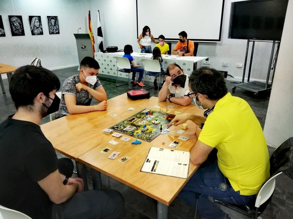 Los juegos de mesa no faltan en la Feria del Libro