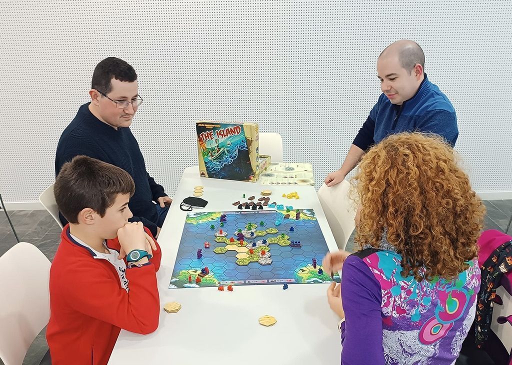 La asociación "El Solitario" recauda 100 kilos de alimentos a través de los juegos de mesa 