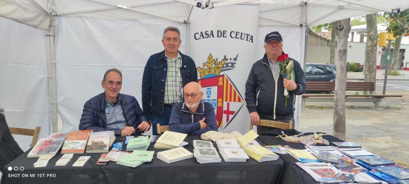   La casa de Ceuta en Barcelona sale a la calle con un stand por la festividad de Sant Jordi