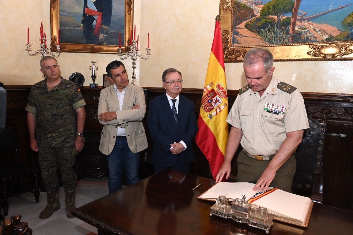 Vivas recibe al teniente general Alejandro Escámez