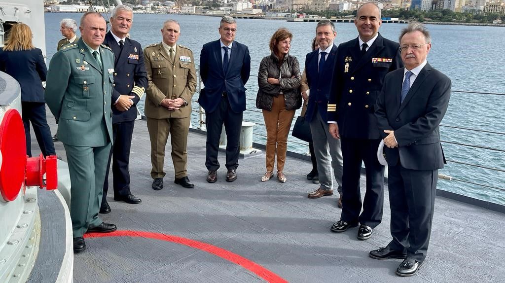 Vivas visita la fragata Reina Sofía que está atracada en el puerto de Ceuta