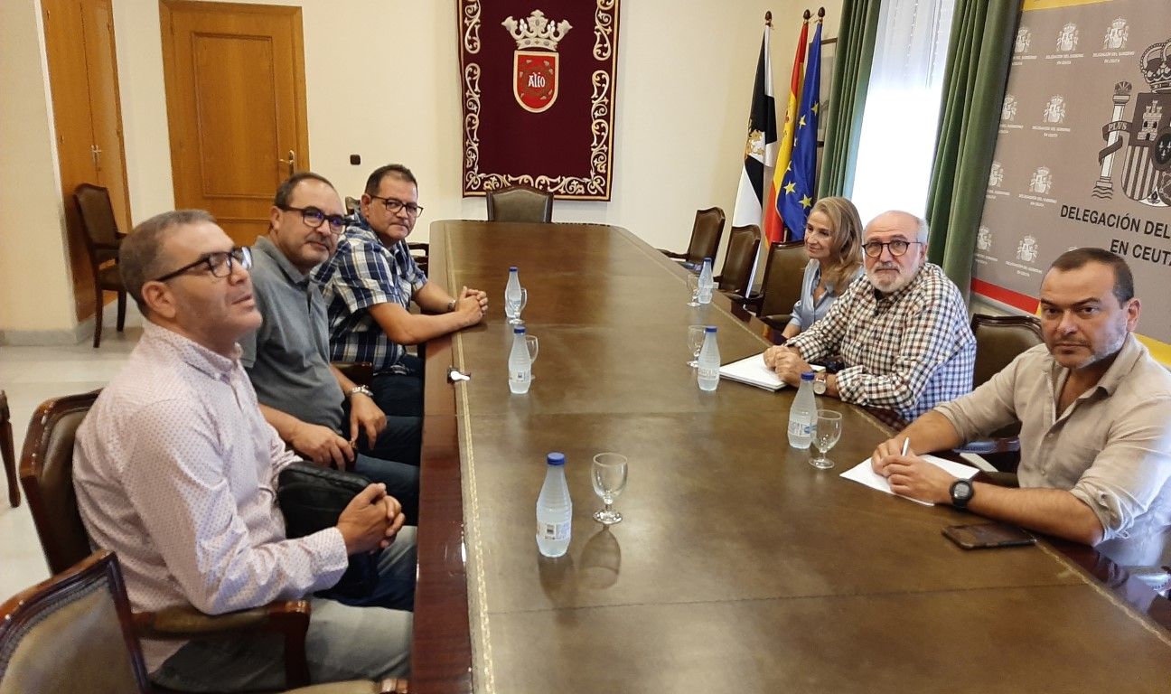 La Delegación del Gobierno mantiene una reunión de trabajo con los taxistas